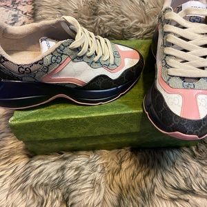 Gucci Women's Sneakers in Pink and Black